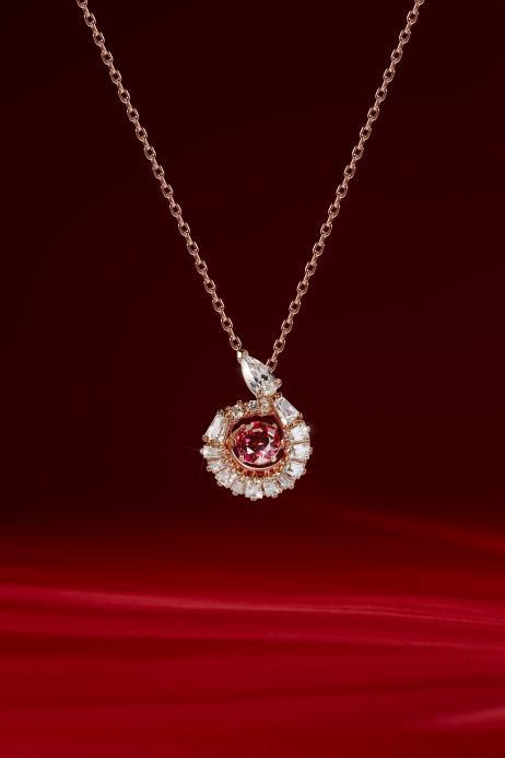 上Swarovski Snake系列绽放闪耀魅力AG真人app施华洛世奇算什么档次？新年已至快戴(图2)