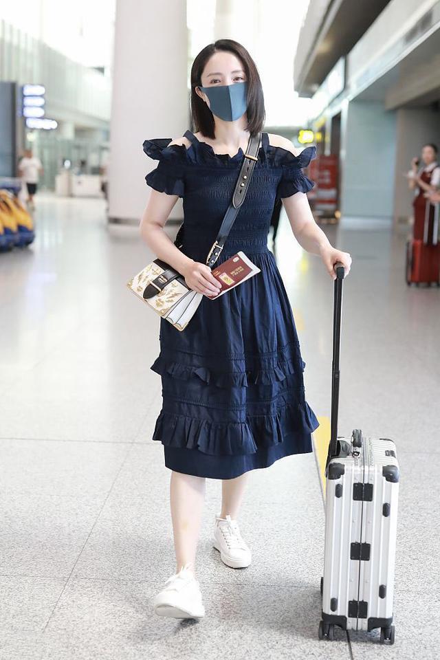 密码白鞋与黑裙的梦幻碰撞AG真人网解锁冬日时尚(图2)
