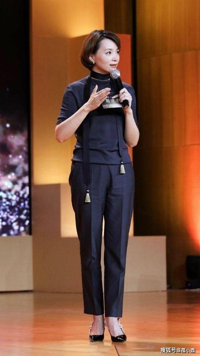 法：针织衫九分裤拿腰带当围巾高级又优雅AG真人平台app董卿带火了一种新穿(图1)