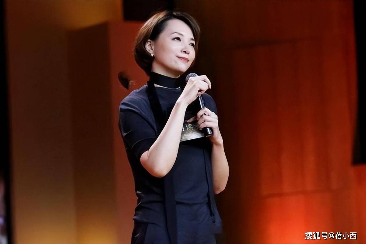 法：针织衫九分裤拿腰带当围巾高级又优雅AG真人平台app董卿带火了一种新穿(图2)