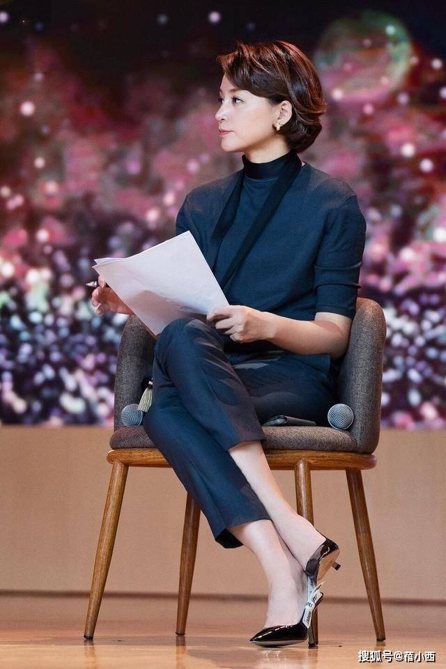 法：针织衫九分裤拿腰带当围巾高级又优雅AG真人平台app董卿带火了一种新穿(图4)
