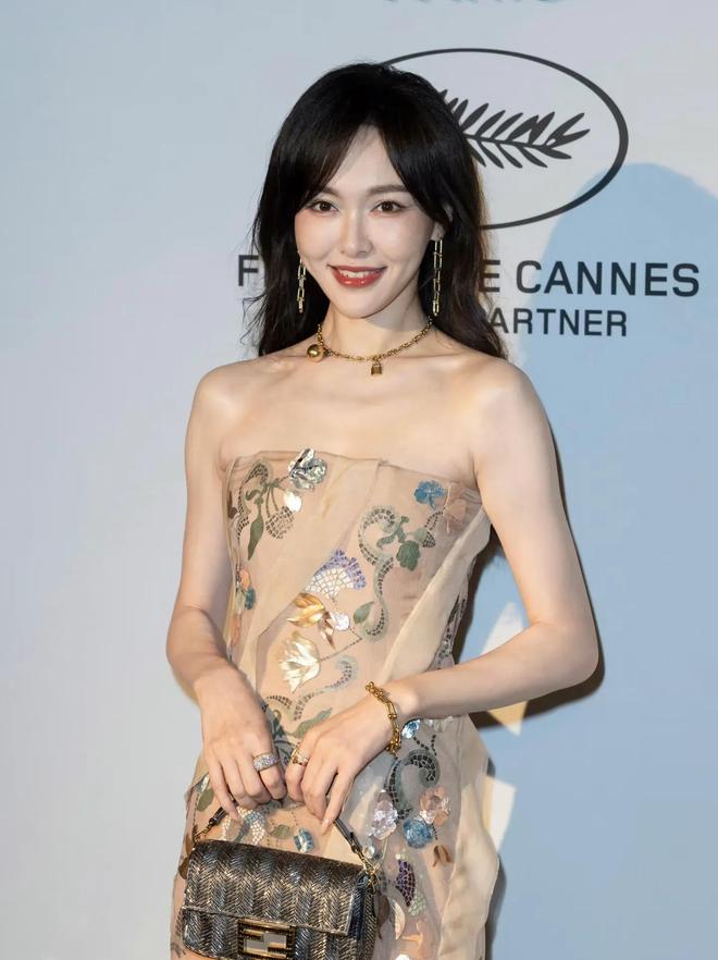 电影节晚宴钟楚曦明艳动人唐嫣苹果肌下垂AG真人旗舰厅登录唐嫣钟楚曦亮相戛纳