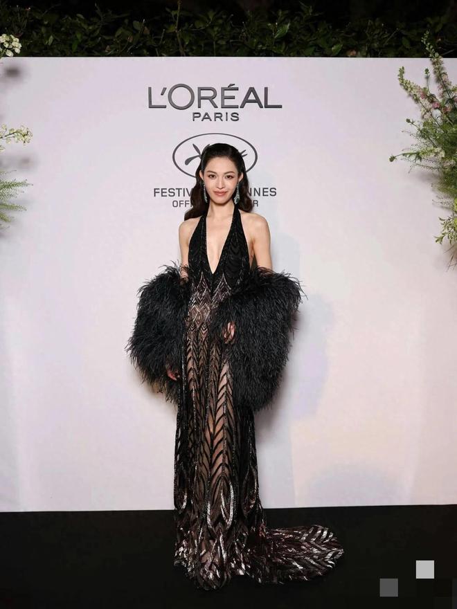 电影节晚宴钟楚曦明艳动人唐嫣苹果肌下垂AG真人旗舰厅登录唐嫣钟楚曦亮相戛纳(图3)