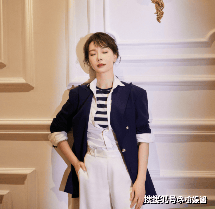 采白色衬衣搭配黑色西服变身职场女王！AG