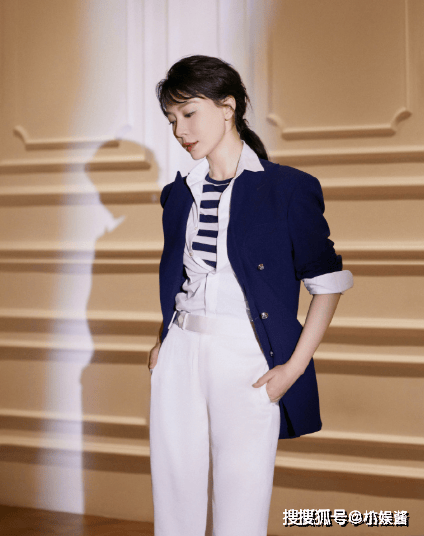 采白色衬衣搭配黑色西服变身职场女王！AG真人国际游戏陈数重新展现女神风(图4)