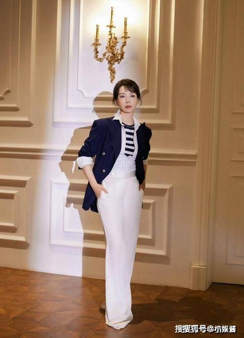采白色衬衣搭配黑色西服变身职场女王！AG真人国际游戏陈数重新展现女神风(图2)