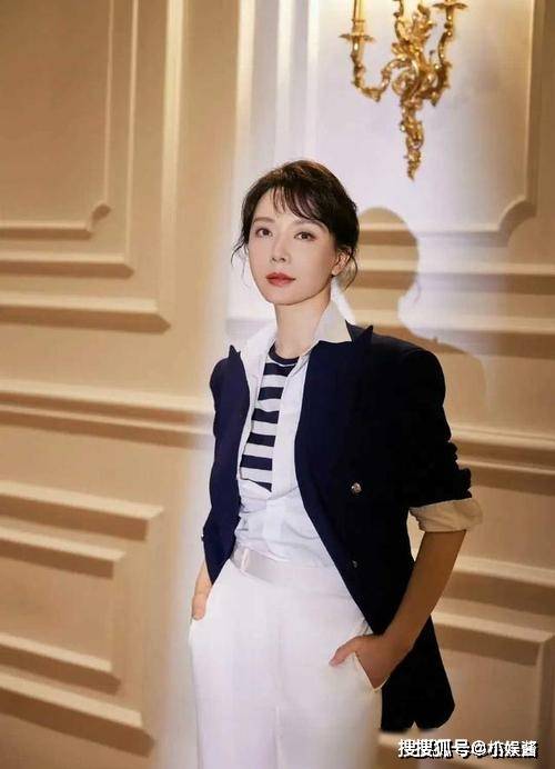 采白色衬衣搭配黑色西服变身职场女王！AG真人国际游戏陈数重新展现女神风(图5)