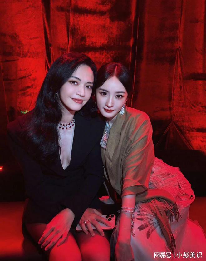 同框看清三人穿搭才懂和少女区别AG真人这一夜姚晨杨幂赵今麦(图2)