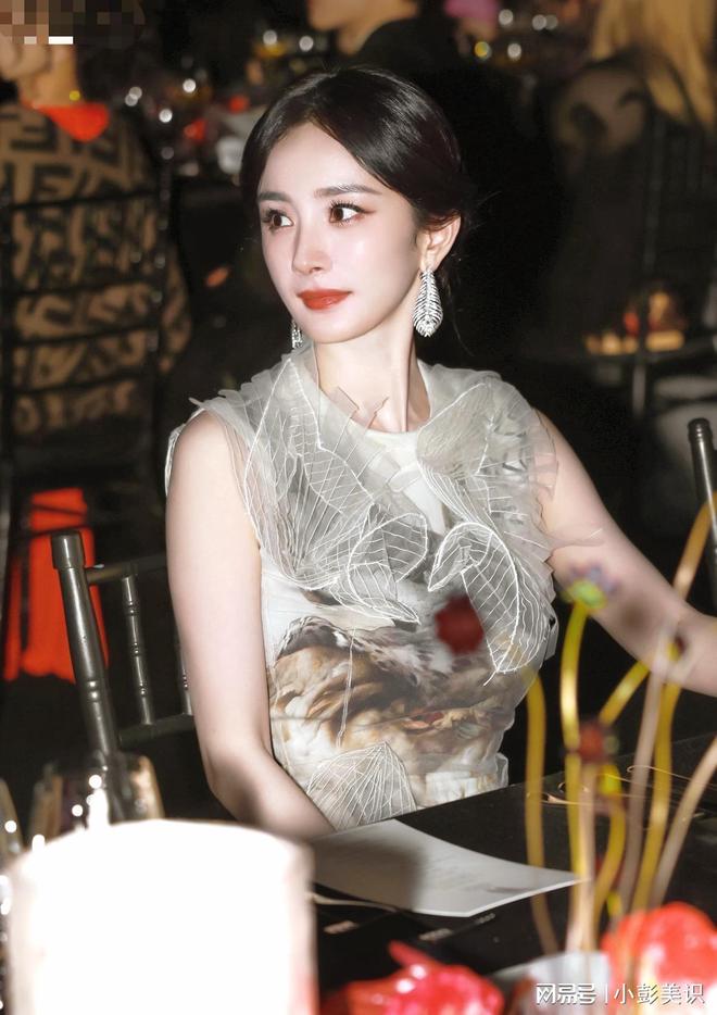 同框看清三人穿搭才懂和少女区别AG真人这一夜姚晨杨幂赵今麦(图4)