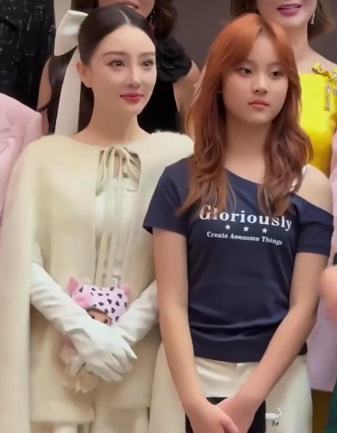 文卓女儿走秀亮相告诉你啥叫惊鸿一瞥AG真人app撞脸年轻版黄圣依！赵(图12)