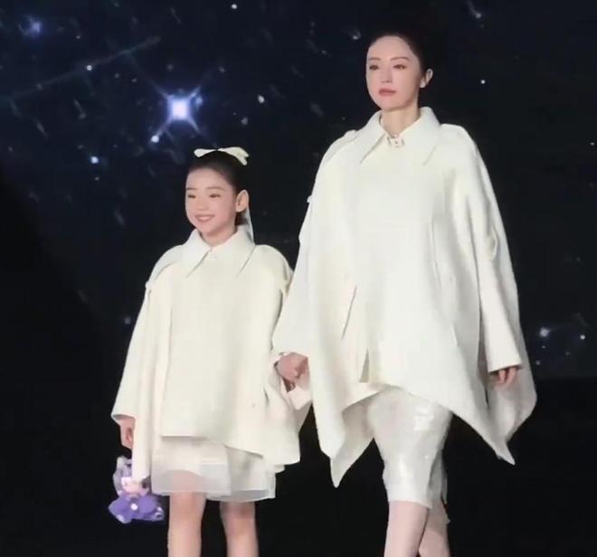 文卓女儿走秀亮相告诉你啥叫惊鸿一瞥AG真人app撞脸年轻版黄圣依！赵(图14)