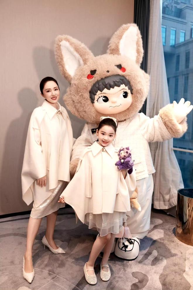 文卓女儿走秀亮相告诉你啥叫惊鸿一瞥AG真人app撞脸年轻版黄圣依！赵(图4)