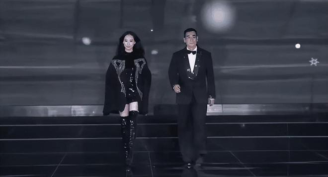 文卓女儿走秀亮相告诉你啥叫惊鸿一瞥AG真人app撞脸年轻版黄圣依！赵(图6)
