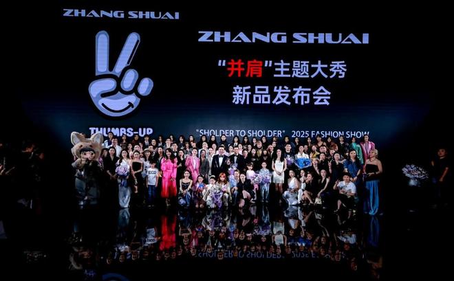 文卓女儿走秀亮相告诉你啥叫惊鸿一瞥AG真人app撞脸年轻版黄圣依！赵(图3)