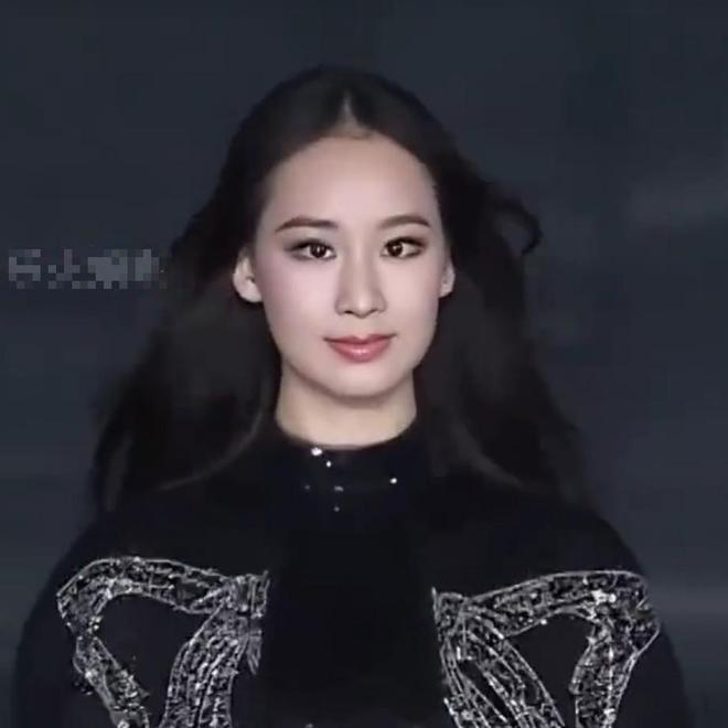 文卓女儿走秀亮相告诉你啥叫惊鸿一瞥AG真人app撞脸年轻版黄圣依！赵(图9)