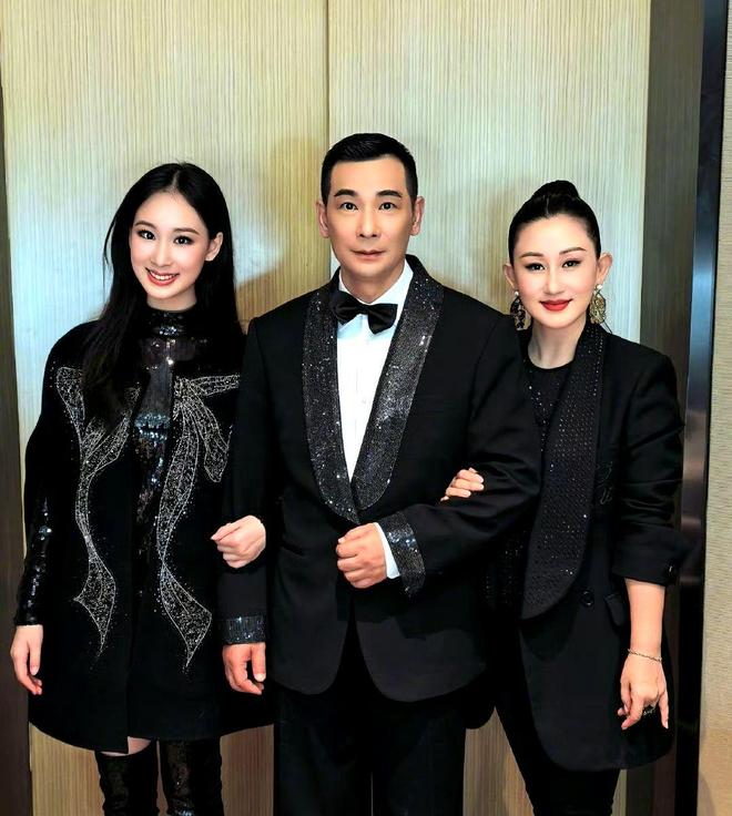 文卓女儿走秀亮相告诉你啥叫惊鸿一瞥AG真人app撞脸年轻版黄圣依！赵(图15)