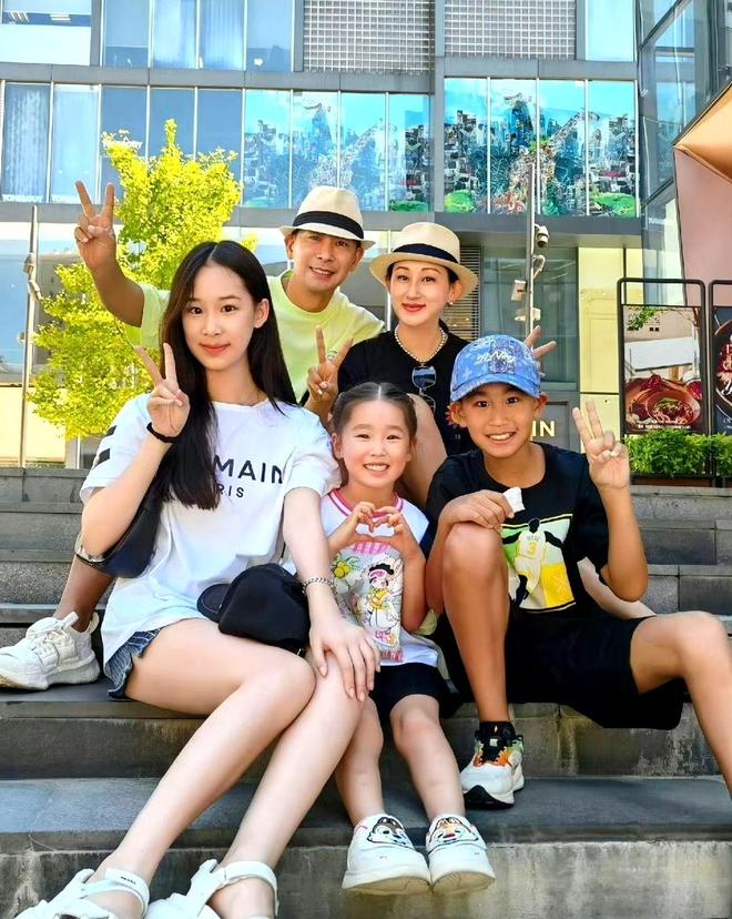 文卓女儿走秀亮相告诉你啥叫惊鸿一瞥AG真人app撞脸年轻版黄圣依！赵(图23)