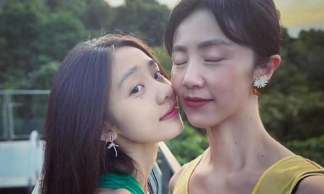 文卓女儿走秀亮相告诉你啥叫惊鸿一瞥AG真人app撞脸年轻版黄圣依！赵(图21)