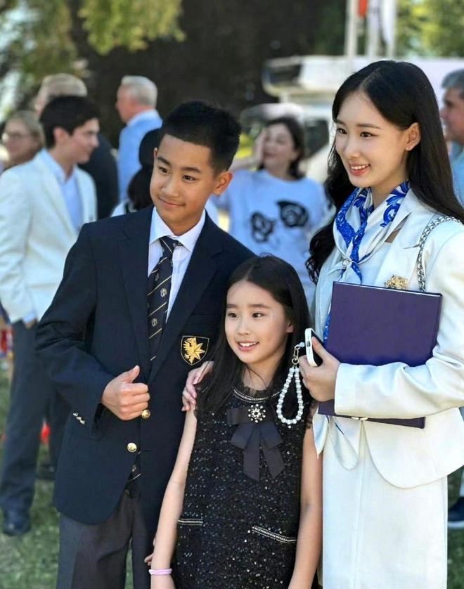 文卓女儿走秀亮相告诉你啥叫惊鸿一瞥AG真人app撞脸年轻版黄圣依！赵(图18)
