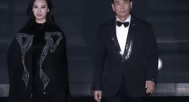 文卓女儿走秀亮相告诉你啥叫惊鸿一瞥AG真人app撞脸年轻版黄圣依！赵(图19)