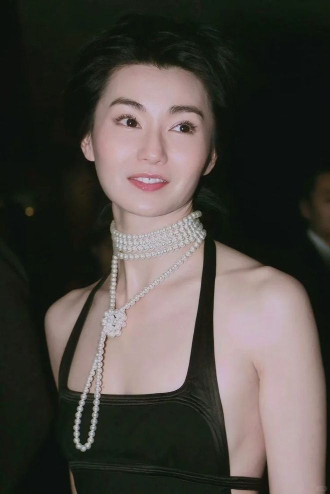 妮带火的珍珠单品照着搭好看又气质AG真人平台app被张曼玉、倪(图3)