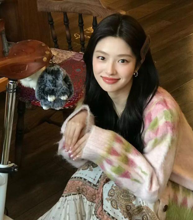 巧让你的穿搭高级又和谐！AG真人平台用颜色呼应技(图2)