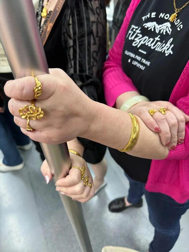 ”穿衣不松垮、首饰不戴金72岁也优雅AG真人app傅莹不愧是“最美外交官(图15)