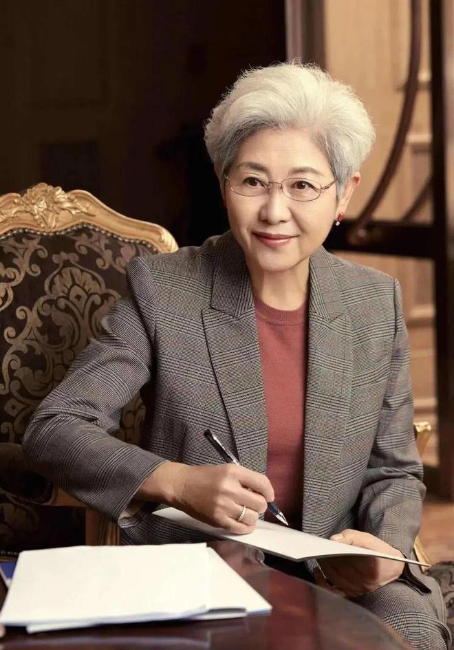 ”穿衣不松垮、首饰不戴金72岁也优雅AG真人app傅莹不愧是“最美外交官(图13)