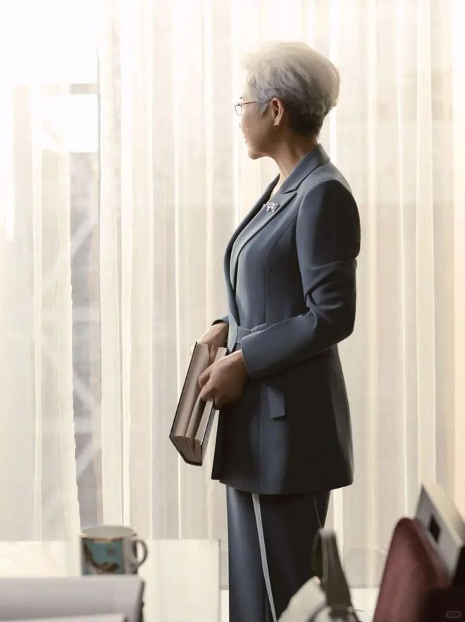 ”穿衣不松垮、首饰不戴金72岁也优雅AG真人app傅莹不愧是“最美外交官(图12)