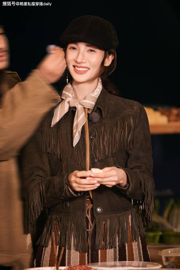 巅峰！4套秋冬穿搭色系温柔减龄又高级！AG真人国际厅金晨增肥成功后回到颜值(图2)