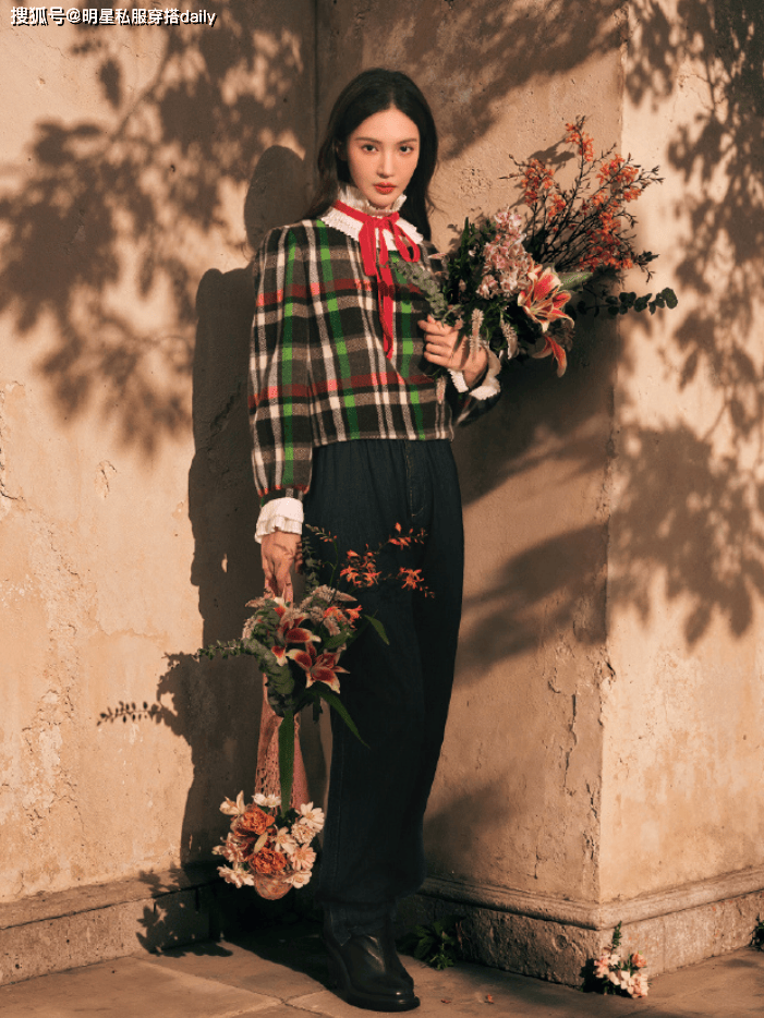 巅峰！4套秋冬穿搭色系温柔减龄又高级！AG真人国际厅金晨增肥成功后回到颜值(图3)