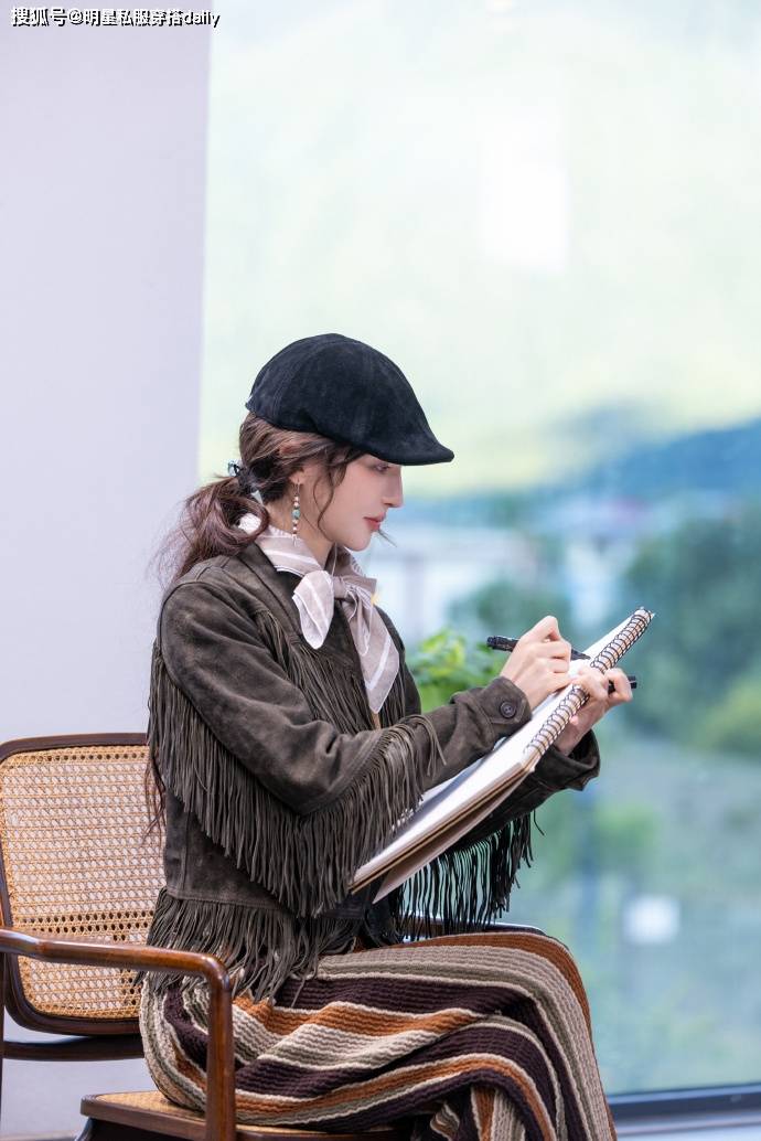 巅峰！4套秋冬穿搭色系温柔减龄又高级！AG真人国际厅金晨增肥成功后回到颜值(图5)