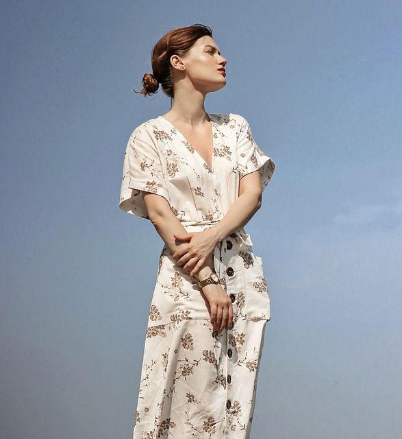 鉴：告别沉闷办公室也是你的秀场AG真人百家乐一周通勤穿搭图(图2)