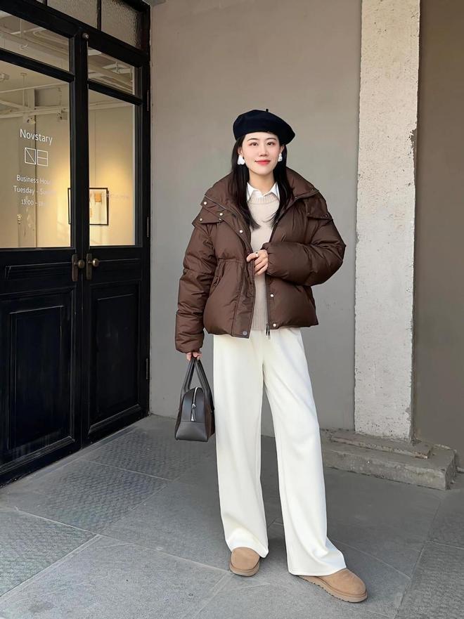 服+小白裤”适合40+女生显瘦又高级AG