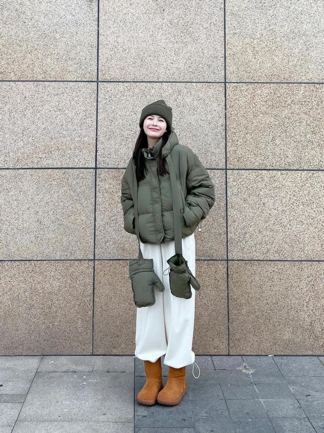 服+小白裤”适合40+女生显瘦又高级AG真人中国今年冬天突然流行起“羽绒(图2)