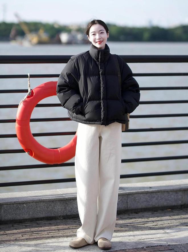 服+小白裤”适合40+女生显瘦又高级AG真人中国今年冬天突然流行起“羽绒(图6)