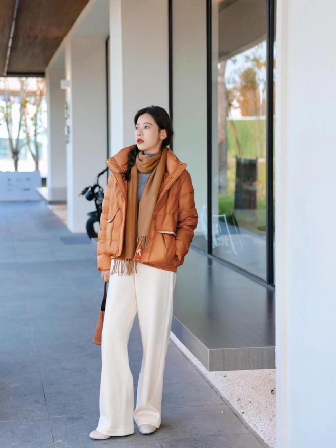 服+小白裤”适合40+女生显瘦又高级AG真人中国今年冬天突然流行起“羽绒(图3)