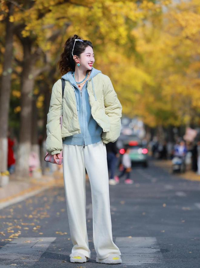 服+小白裤”适合40+女生显瘦又高级AG真人中国今年冬天突然流行起“羽绒(图4)