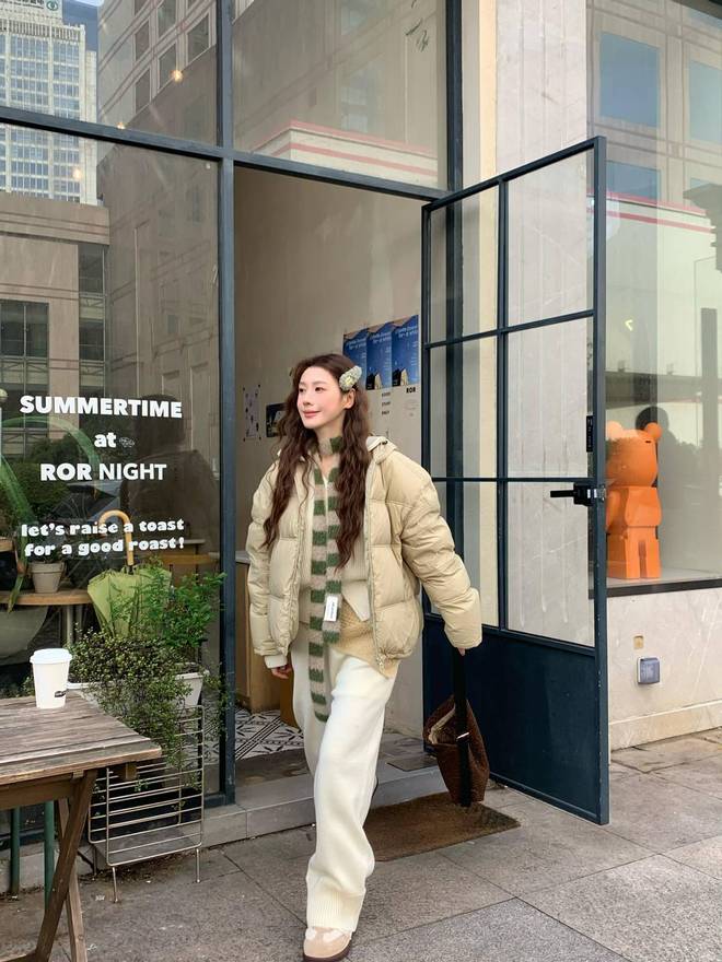 服+小白裤”适合40+女生显瘦又高级AG真人中国今年冬天突然流行起“羽绒(图7)