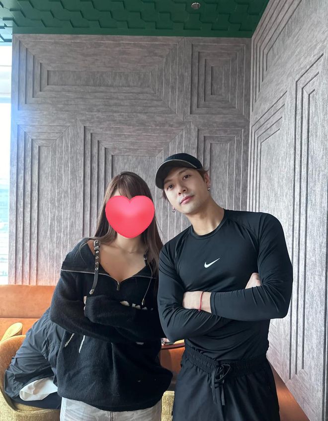 紧身衣胸肌明显搂女粉贴脸亲密似情侣AG真人登录入口王嘉尔香港被偶遇穿(图3)