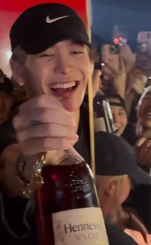 紧身衣胸肌明显搂女粉贴脸亲密似情侣AG真人登录入口王嘉尔香港被偶遇穿(图5)