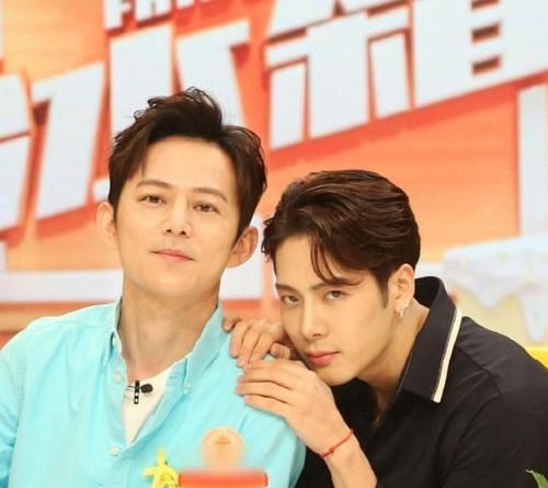 紧身衣胸肌明显搂女粉贴脸亲密似情侣AG真人登录入口王嘉尔香港被偶遇穿