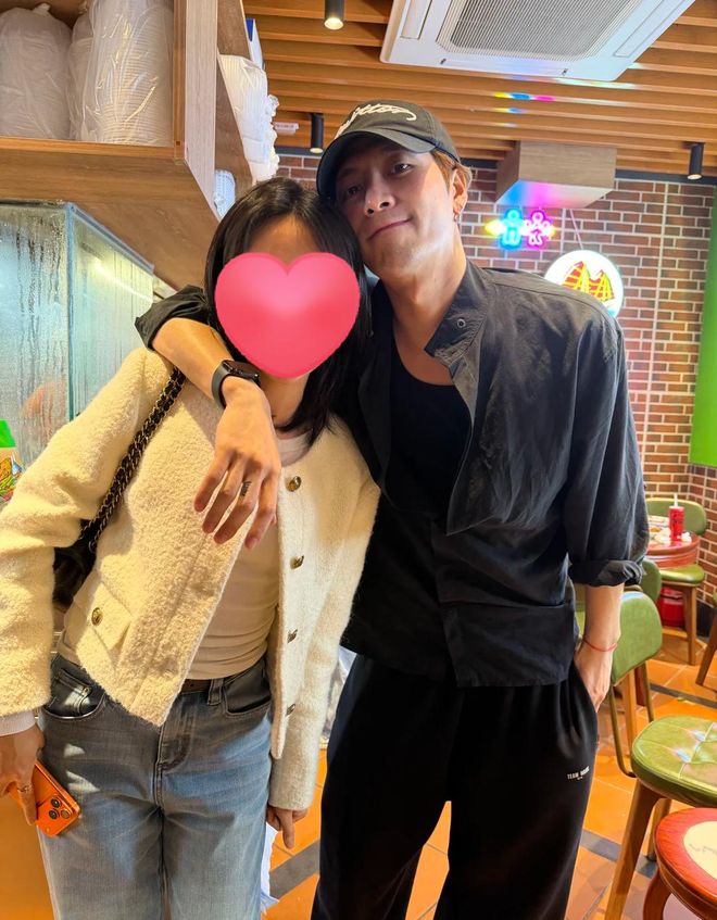 紧身衣胸肌明显搂女粉贴脸亲密似情侣AG真人登录入口王嘉尔香港被偶遇穿(图2)