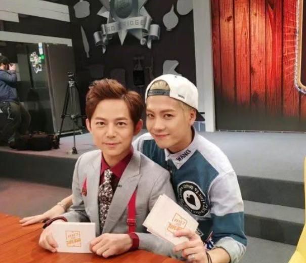 紧身衣胸肌明显搂女粉贴脸亲密似情侣AG真人登录入口王嘉尔香港被偶遇穿(图4)