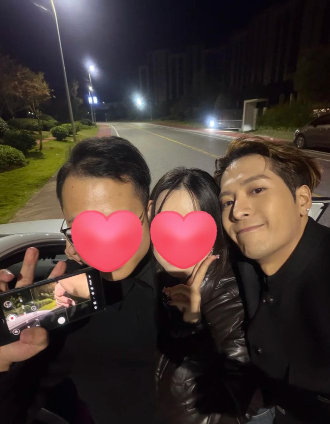 紧身衣胸肌明显搂女粉贴脸亲密似情侣AG真人登录入口王嘉尔香港被偶遇穿(图9)