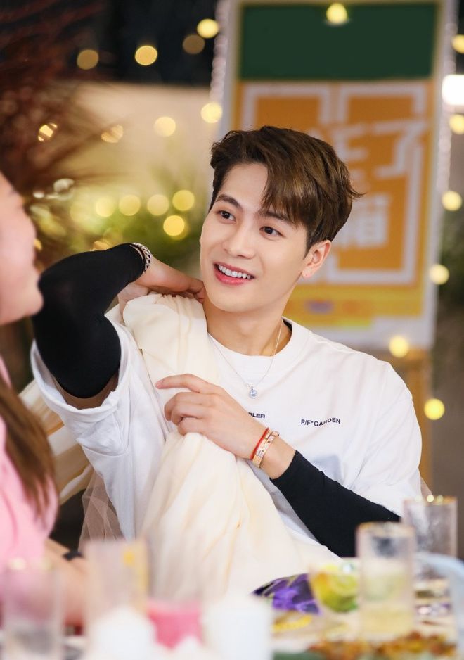 紧身衣胸肌明显搂女粉贴脸亲密似情侣AG真人登录入口王嘉尔香港被偶遇穿(图6)