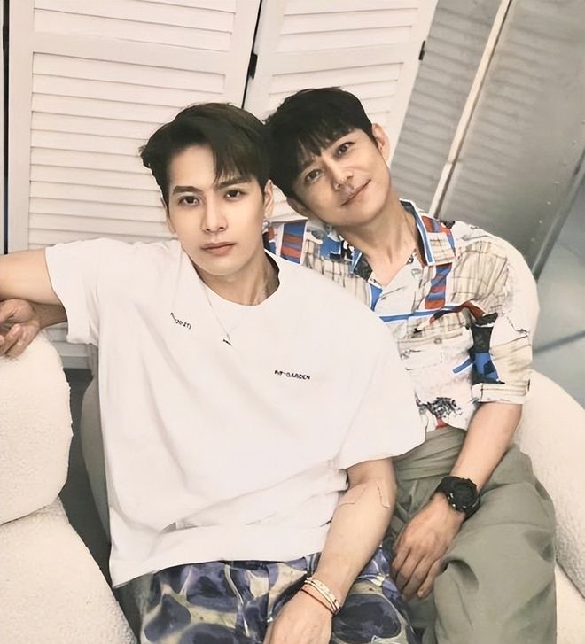 紧身衣胸肌明显搂女粉贴脸亲密似情侣AG真人登录入口王嘉尔香港被偶遇穿(图11)