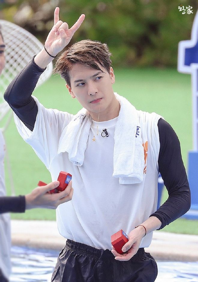 紧身衣胸肌明显搂女粉贴脸亲密似情侣AG真人登录入口王嘉尔香港被偶遇穿(图7)