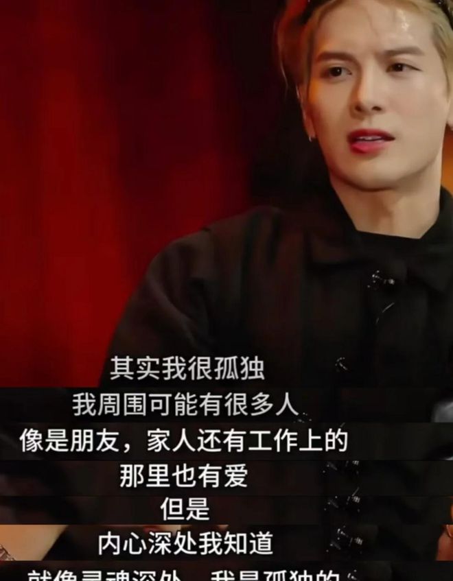 紧身衣胸肌明显搂女粉贴脸亲密似情侣AG真人登录入口王嘉尔香港被偶遇穿(图8)