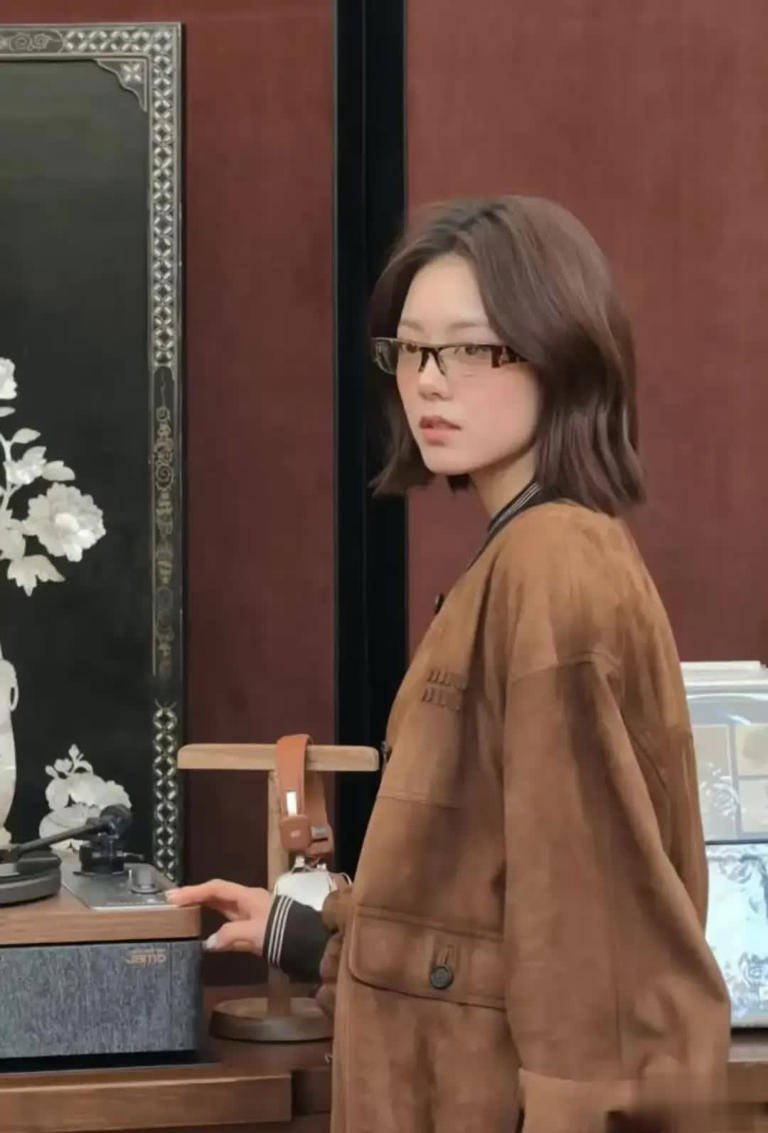 iu！读书会短发造型书卷气惊艳全场AG真